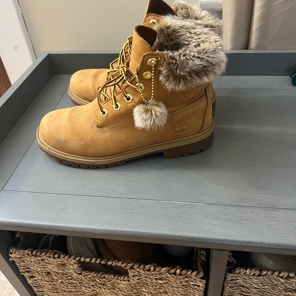 Timberland Brown Boots with Fur Trim - Picture 6 of 9